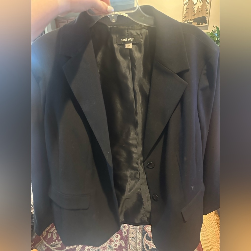 Nine West crop black blazer 18 W
Spot on front left pocket easy to get out